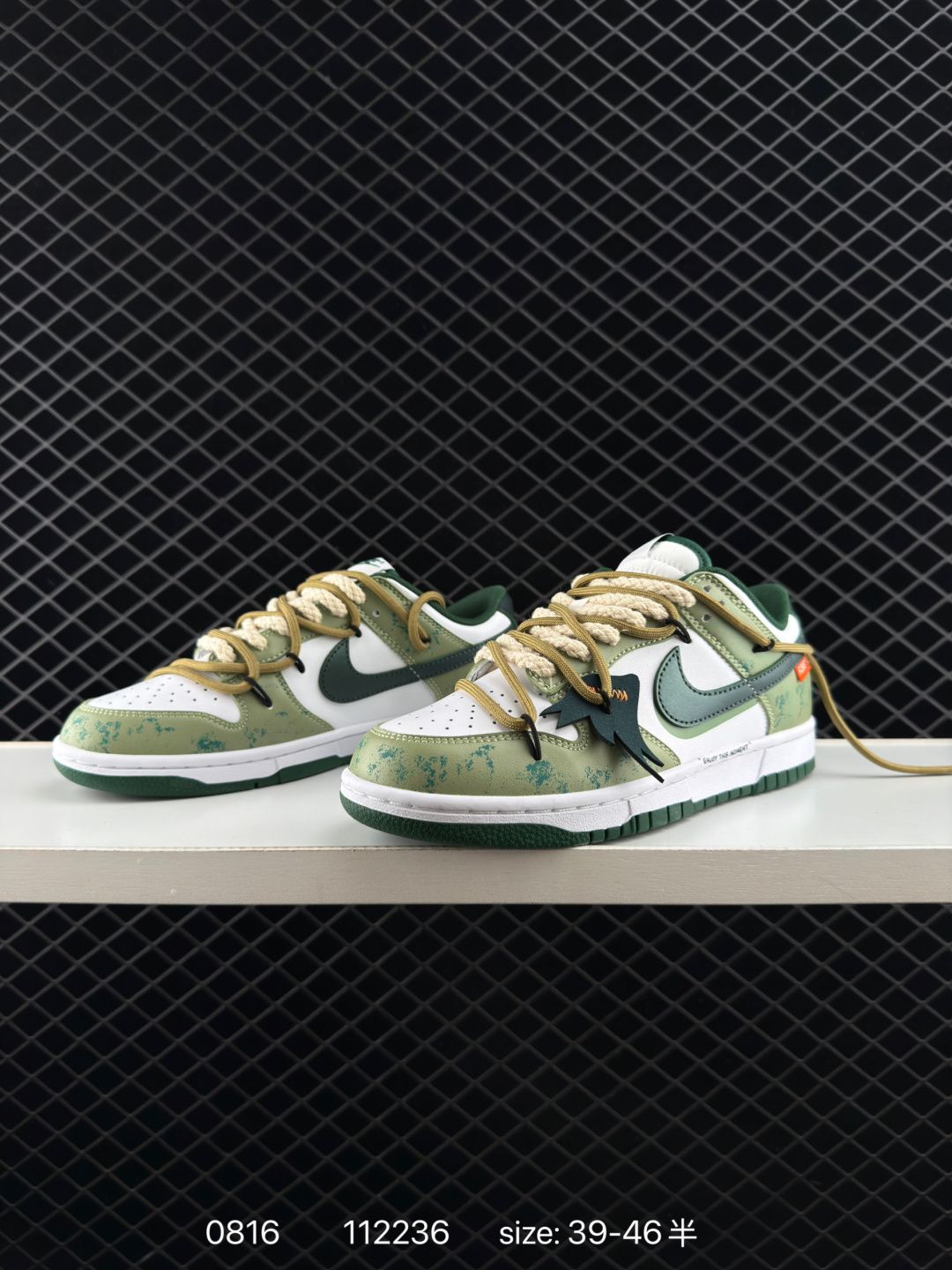 1 Nike SB Dunk Low x straps produced by Pure Original Factory Highly recommended original head layer materials Exclusive version steaming processing brings better vision and foot feeling experience Large factory pure original quality shipment Cleanliness Electric embroidery process Clean cutting of leather without any burrs Fine