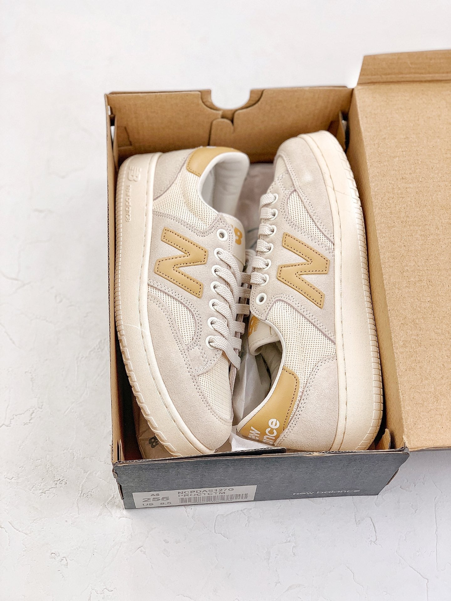 New Balance Pro Court
Beige Yellow