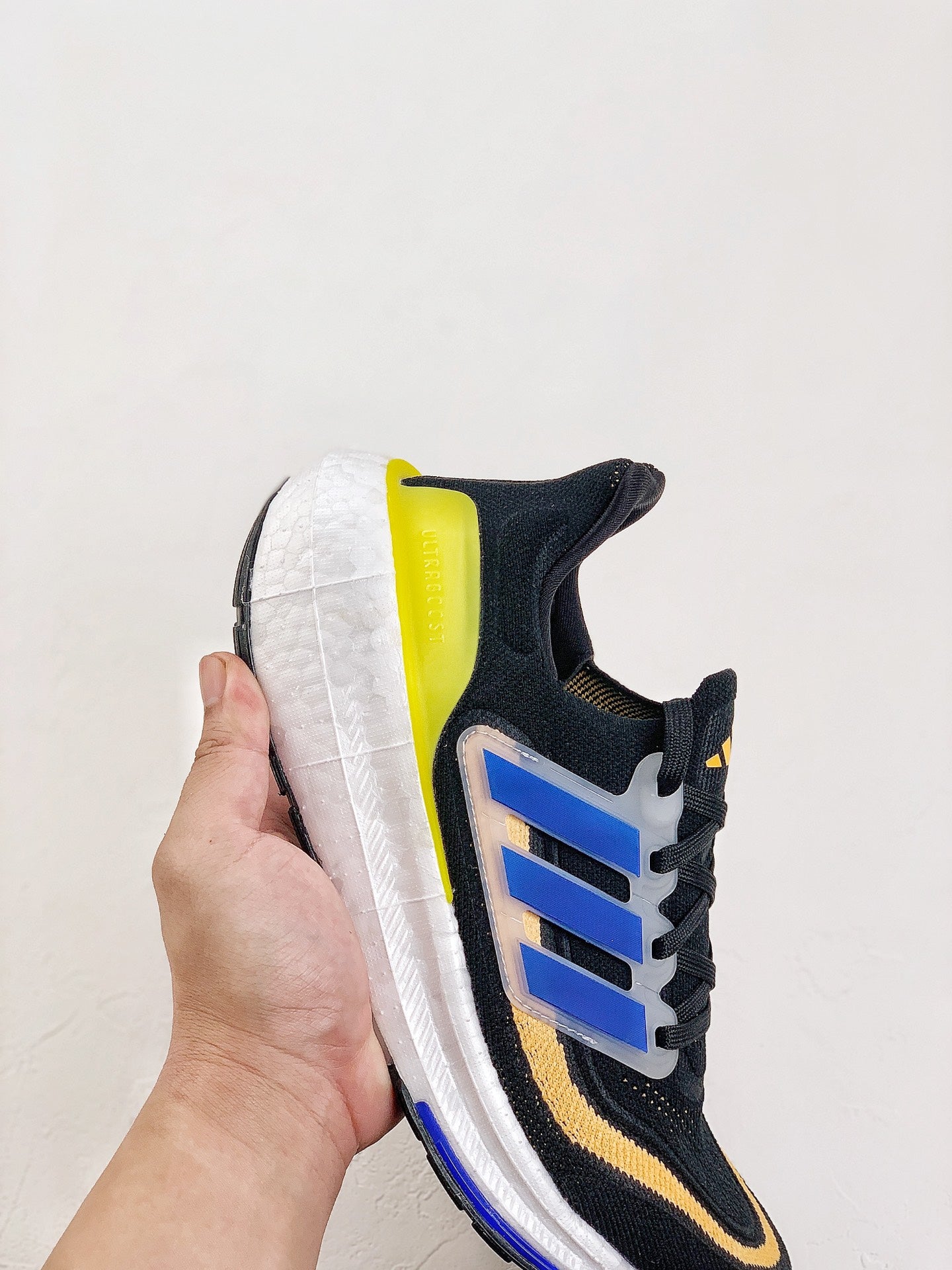AD Ultra Boost Light UB2023
