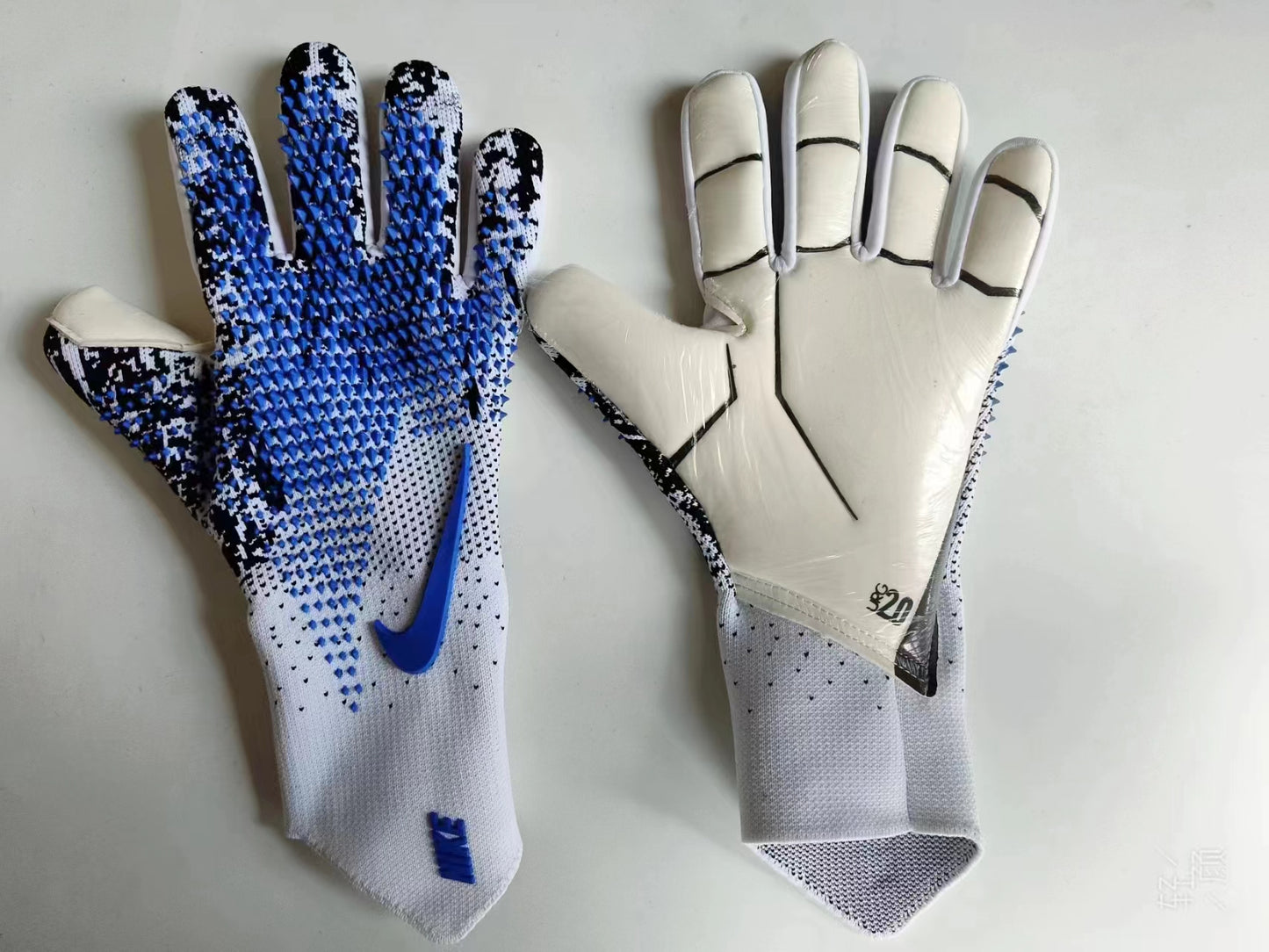 nike gloves black,blue and white