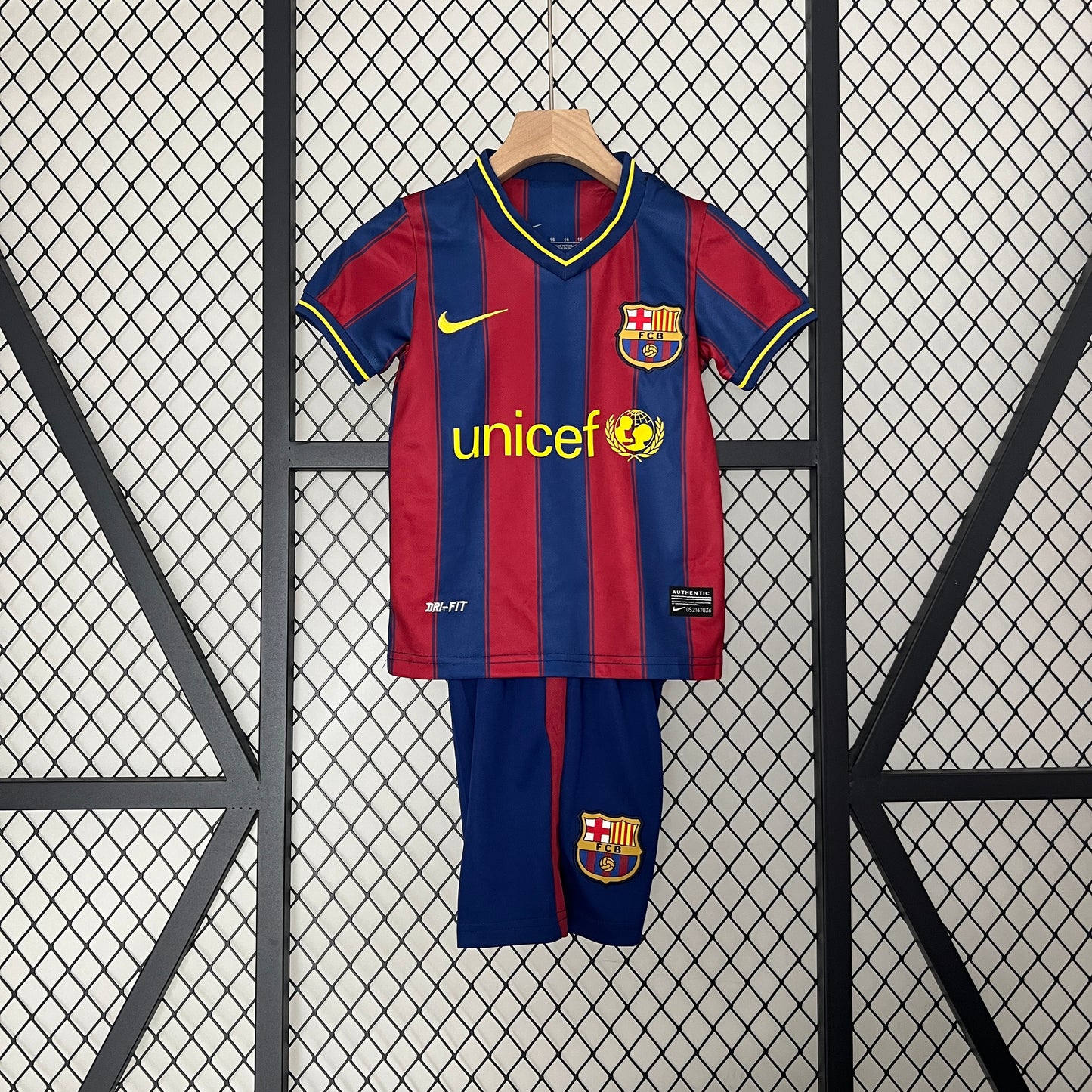 kids Barcelona 09/10 home size: 16-28