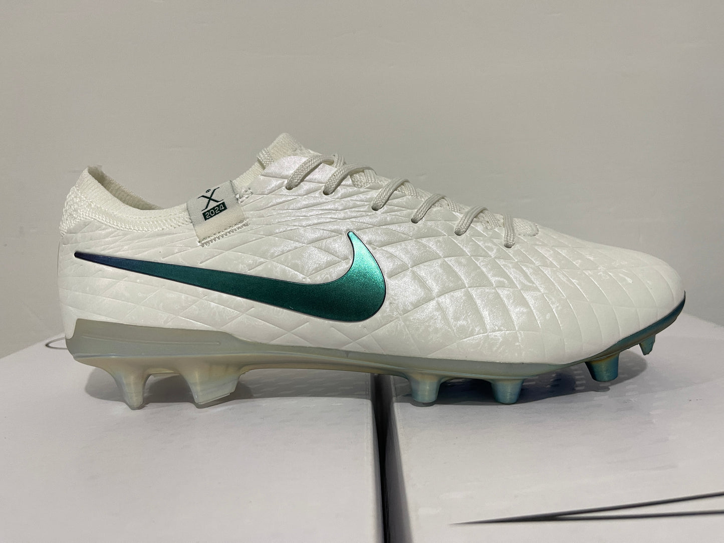 Nike Tiempo Legend X ‘Pearl'30th anniversary stylings.39-45