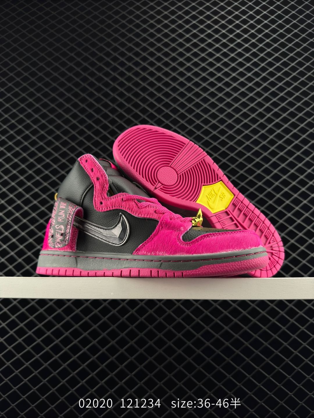 ✅ The Run The Jewels x Nike SB Dunk Low collaboration features a brand new high top with pink accents and black accents, exuding a strong and alluring vibe. Compared to the low-end version, it is even more exaggerated. The pink horsehair material on the shoe body and the Swoosh made of gemstones