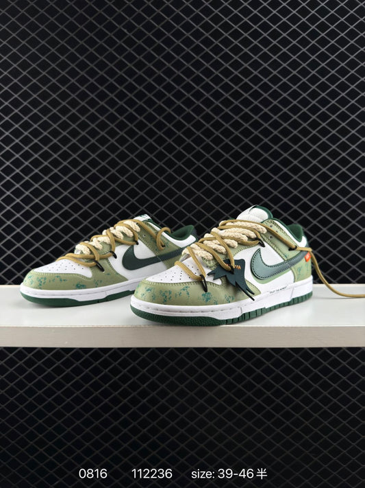 1 Nike SB Dunk Low x straps produced by Pure Original Factory Highly recommended original head layer materials Exclusive version steaming processing brings better vision and foot feeling experience Large factory pure original quality shipment Cleanliness Electric embroidery process Clean cutting of leather without any burrs Fine