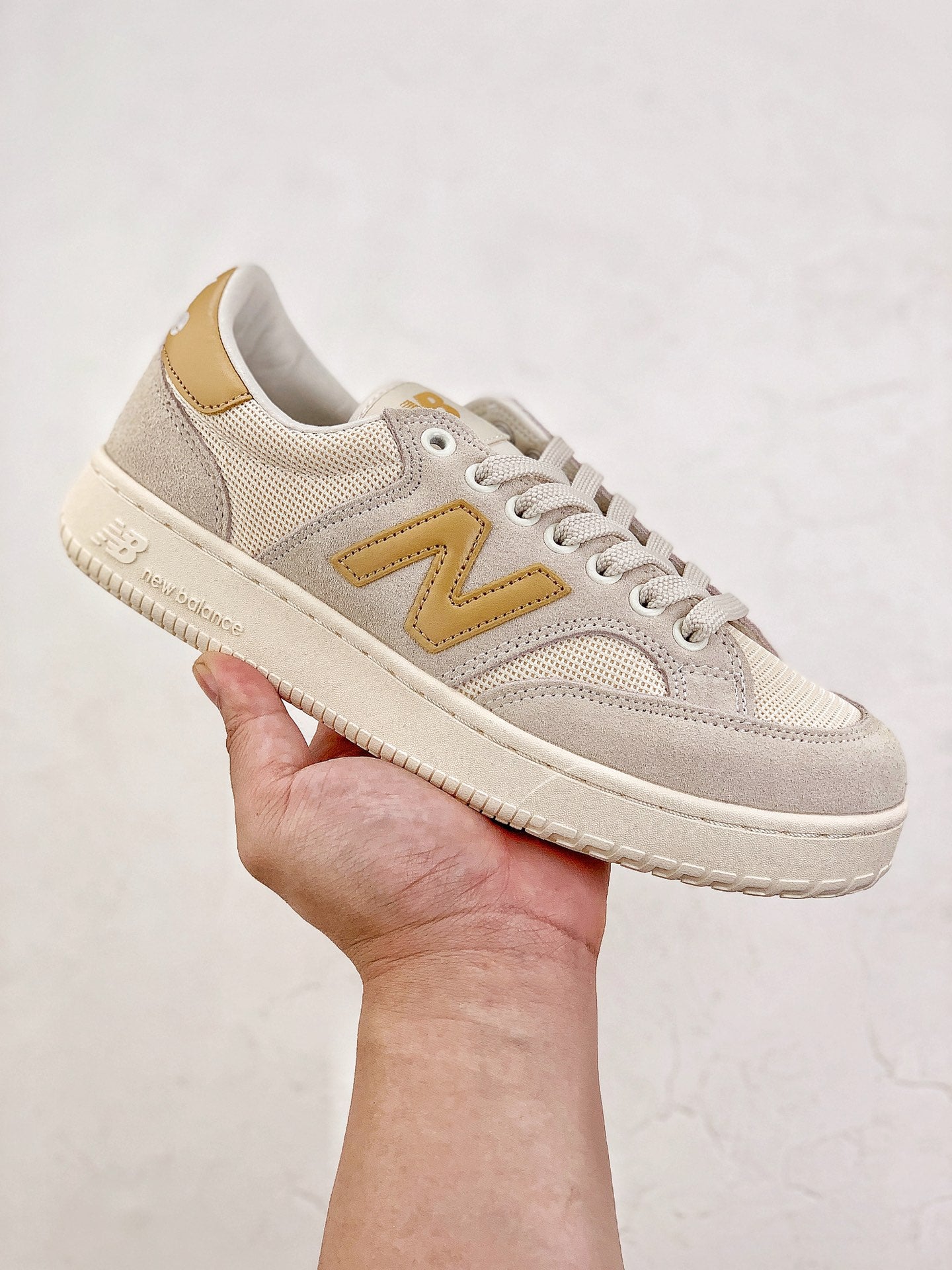New Balance Pro Court
Beige Yellow