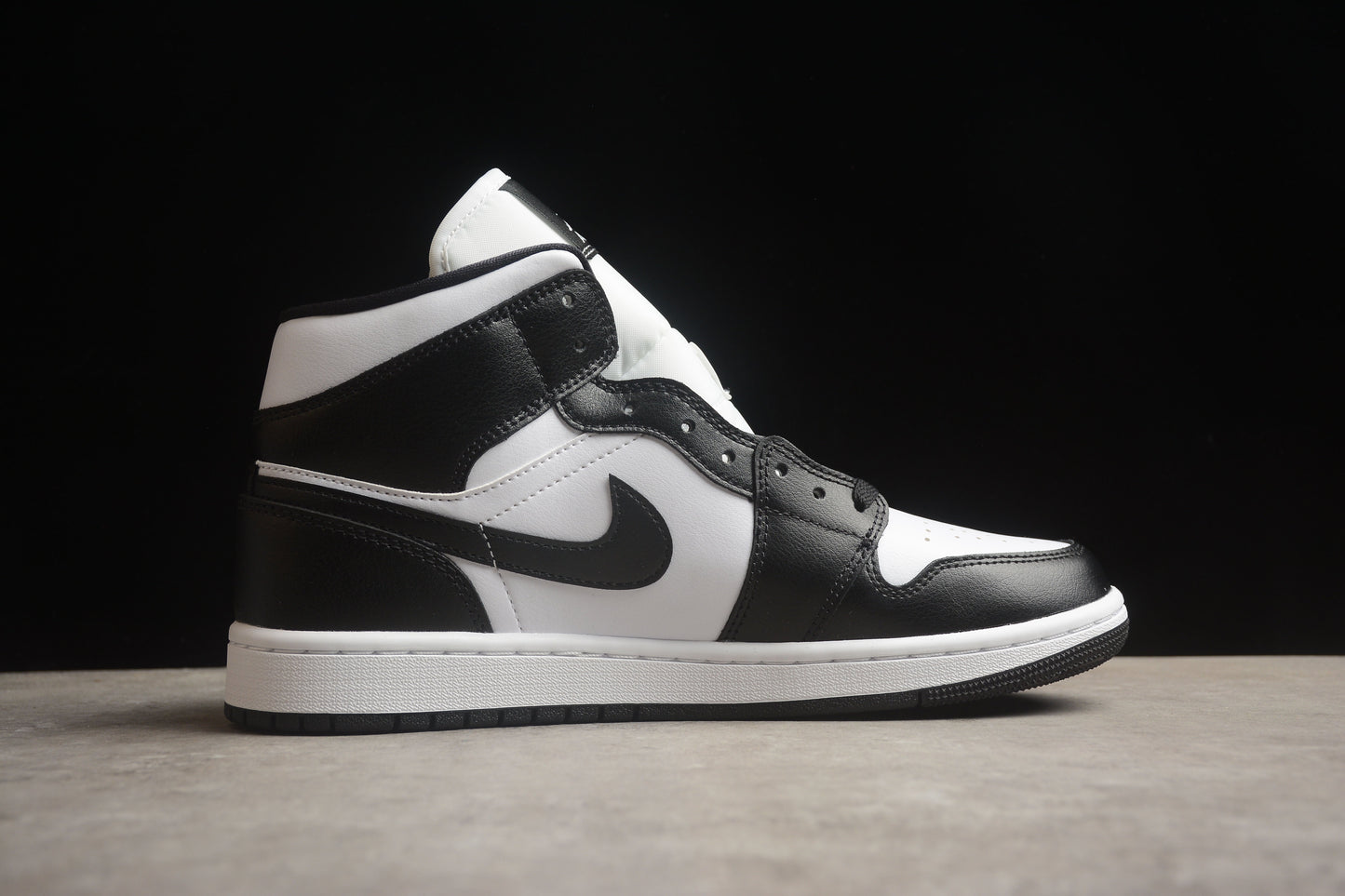Air jordan mid classical black
