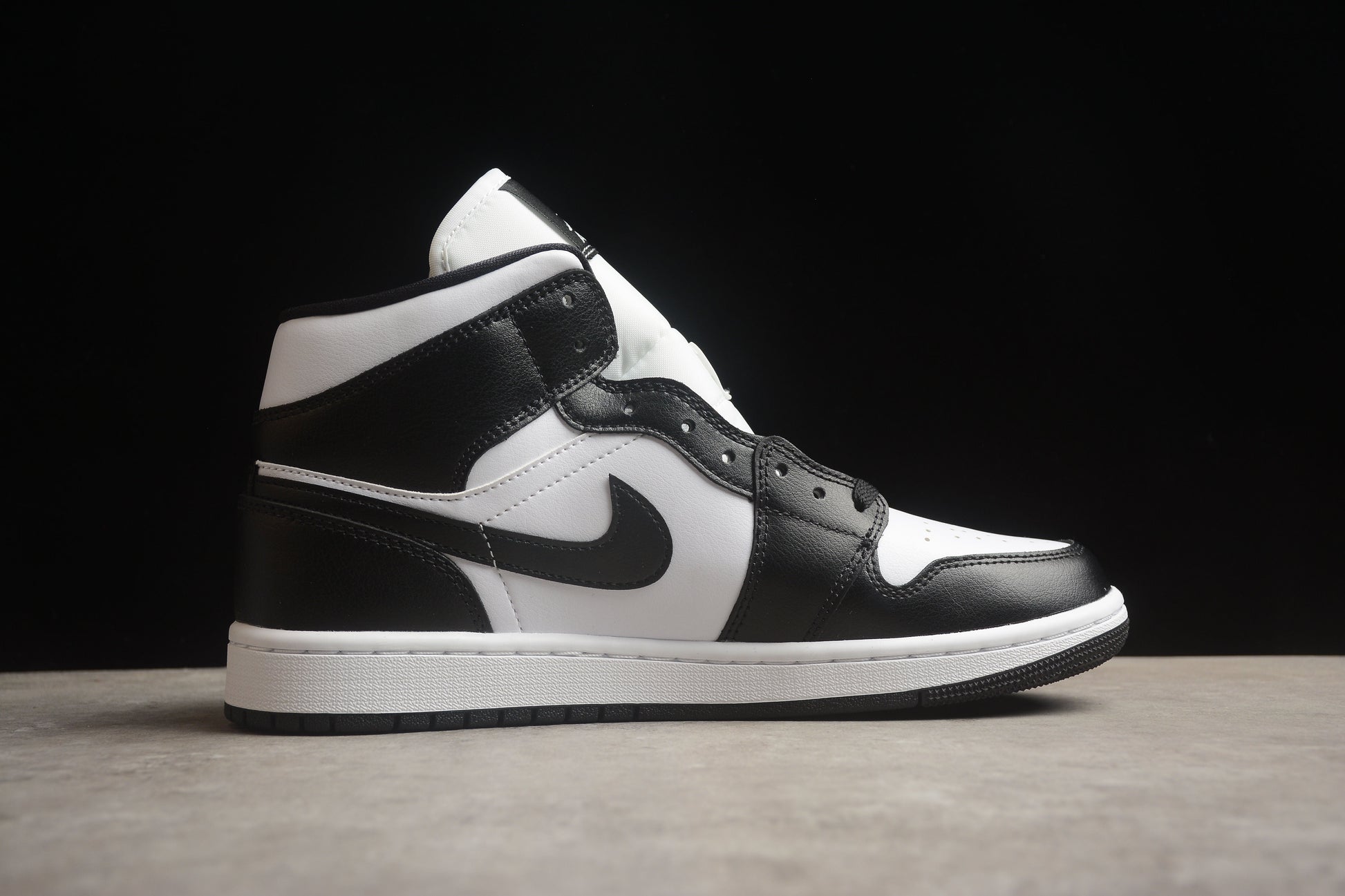 Air jordan mid classical black