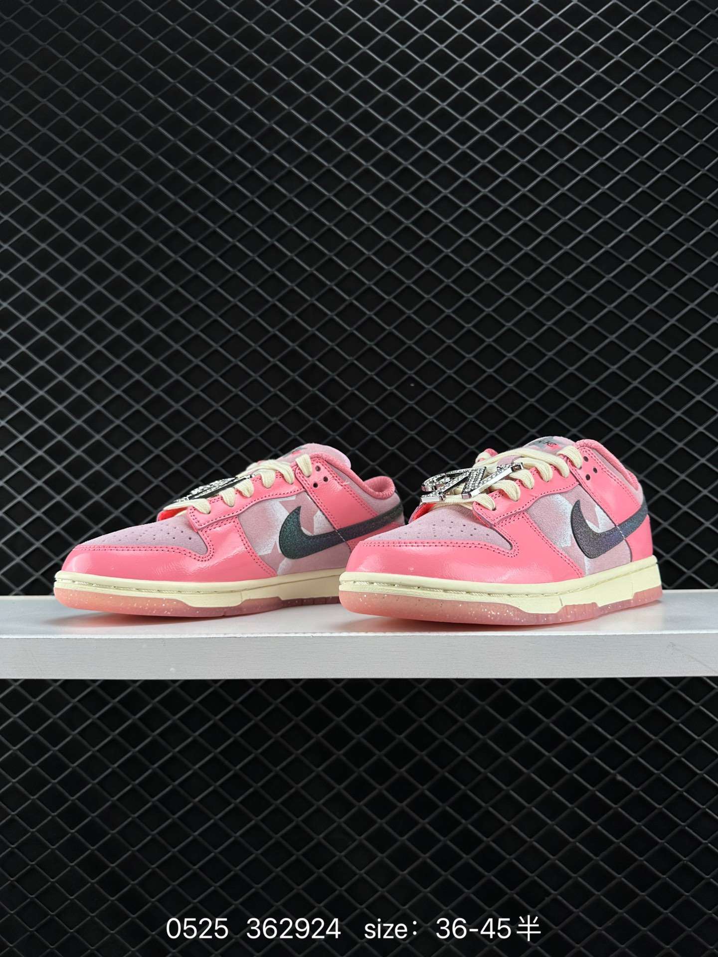 2 Authentic Nike SB Dunk Low Series Retro low-top casual sports skateboard shoes. The ZoomAir cushion is soft and comfortable, effectively absorbing the impact of skateboarding and other extreme sports when they land, providing better protection for street athletes.