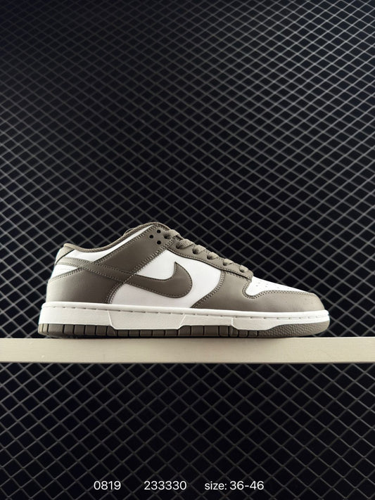 Nike Dunk Low "Dark Smoke Grey" Nike SB Low Top Black and Gray The overall shoe is made of black matte, and it is matched with a gray suede frame covering, making the shoe very versatile; the gray suede texture is slightly rough, but the old texture is full