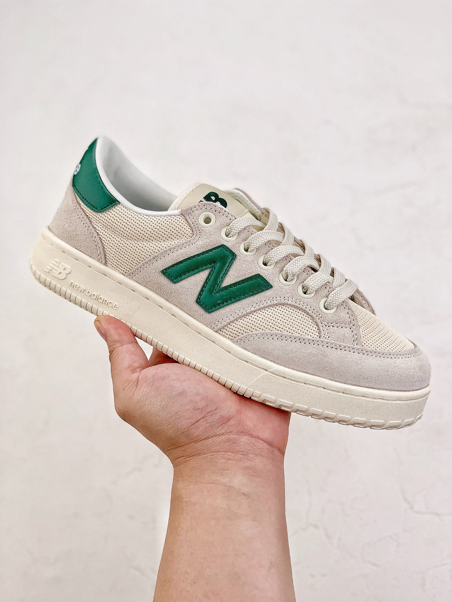 New Balance Pro Court
Beige Green