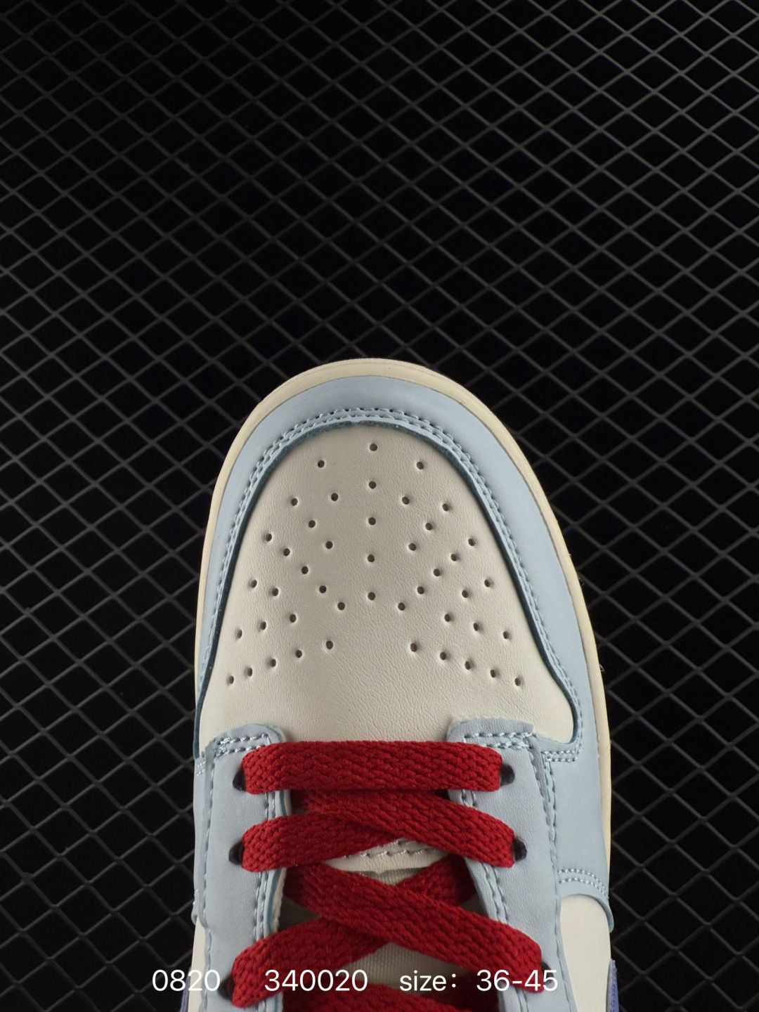 As the name suggests, NIKE SB DUNK LOW PRO Dunk SB has a classic Dunk blood relationship and injects more fashion elements. Compared with ordinary Dunk skateboard shoes, the improved version of Dunk SB thickens the filling of the tongue to make it more comfortable.