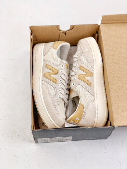 New Balance Pro Court
Beige Yellow