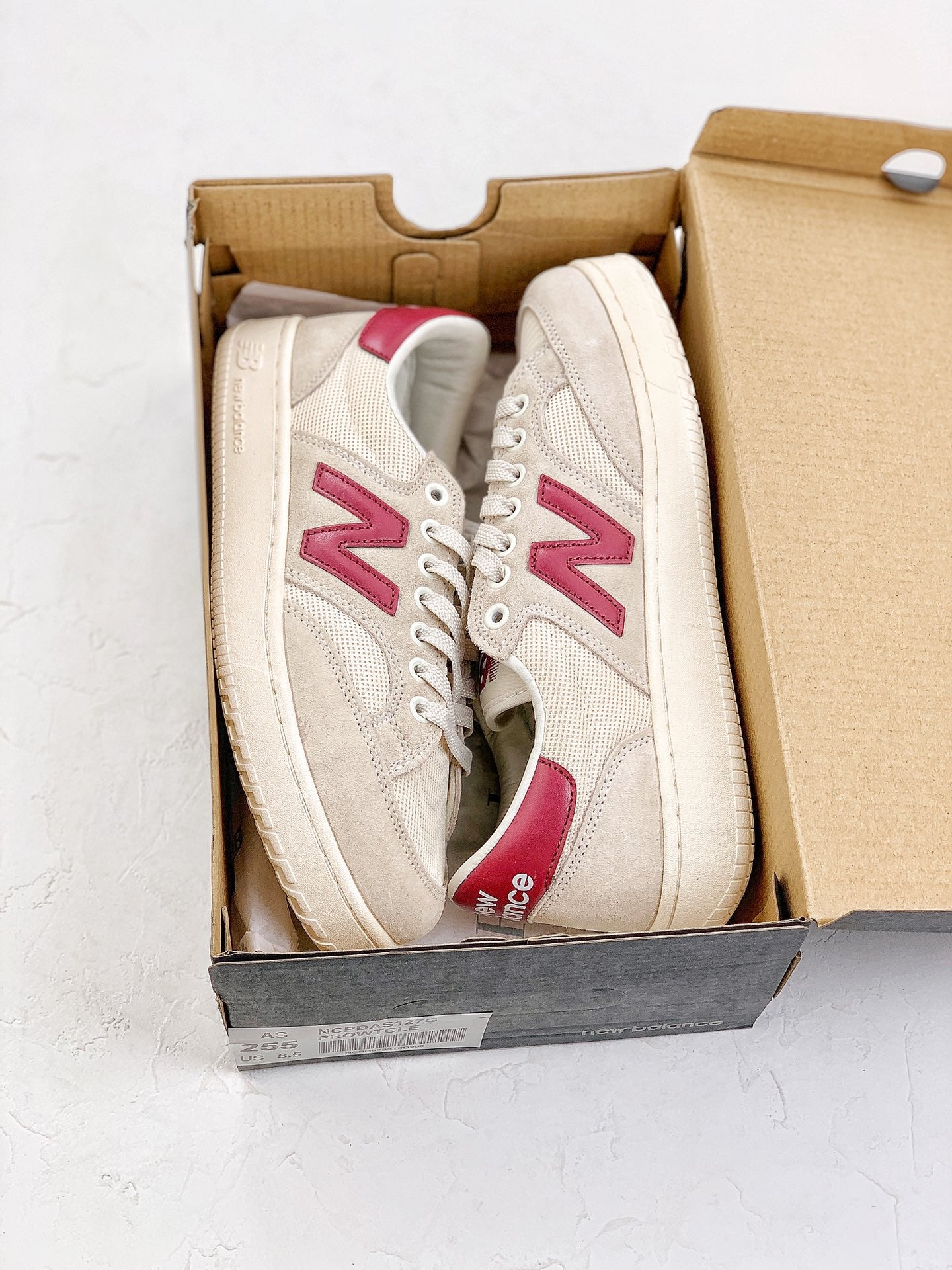 New Balance Pro Court
Beige/Red