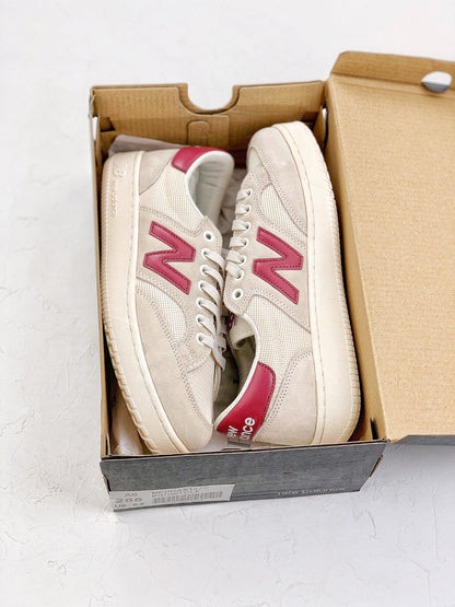 New Balance Pro Court
Beige/Red