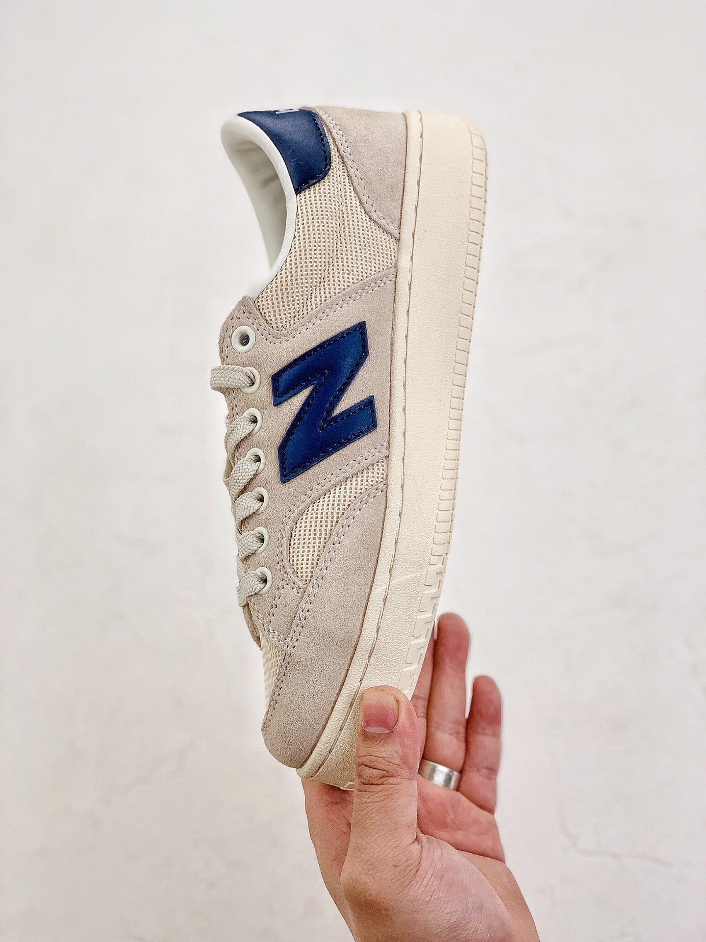 New Balance Pro Court
Beige blue