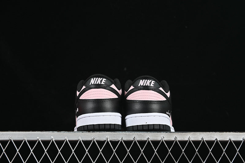 【300】【CW1590-100】-[SB DUNK LOW BLACK/PINK]-[WOMAN:35.5-40]