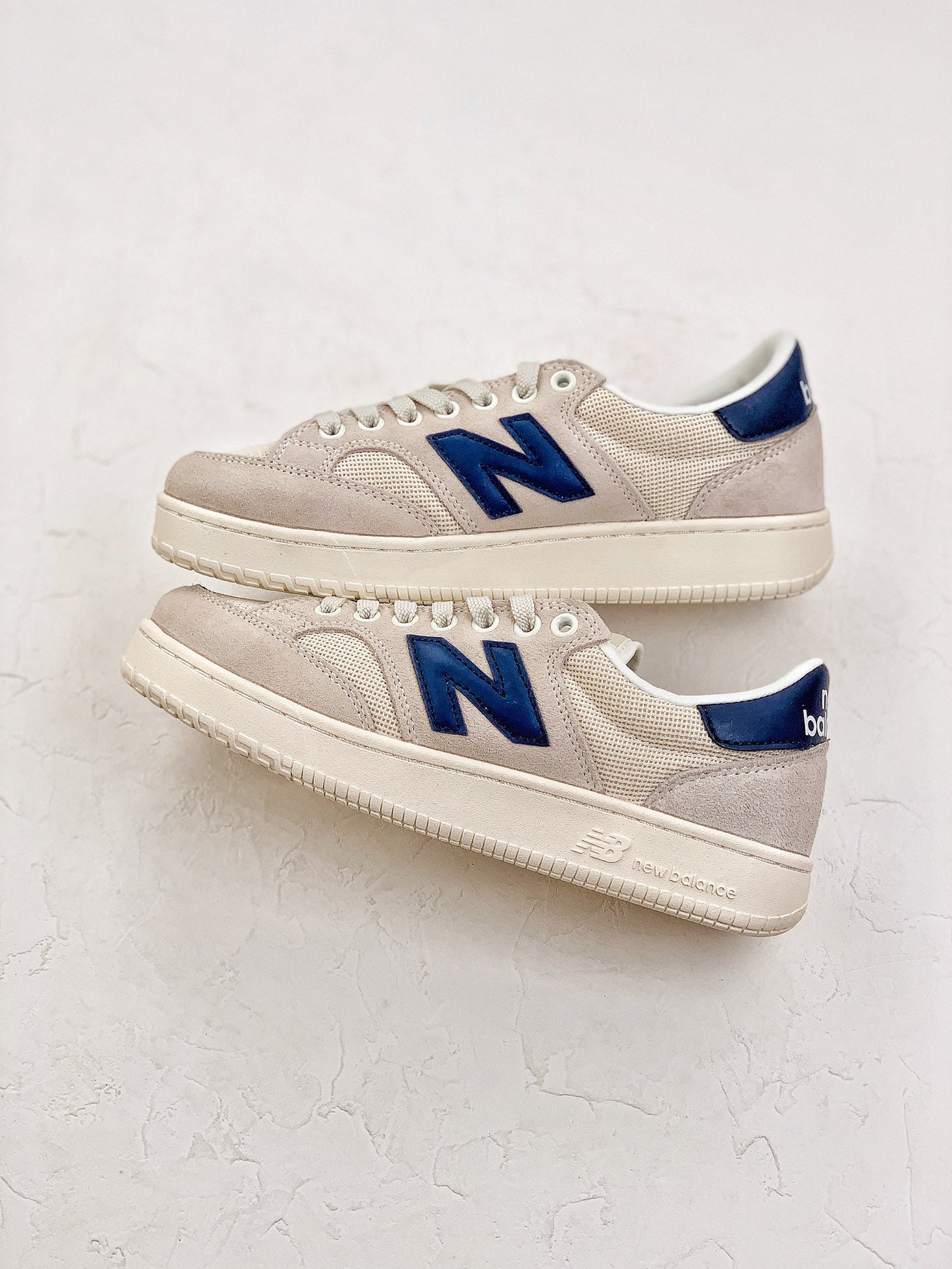 New Balance Pro Court
Beige blue