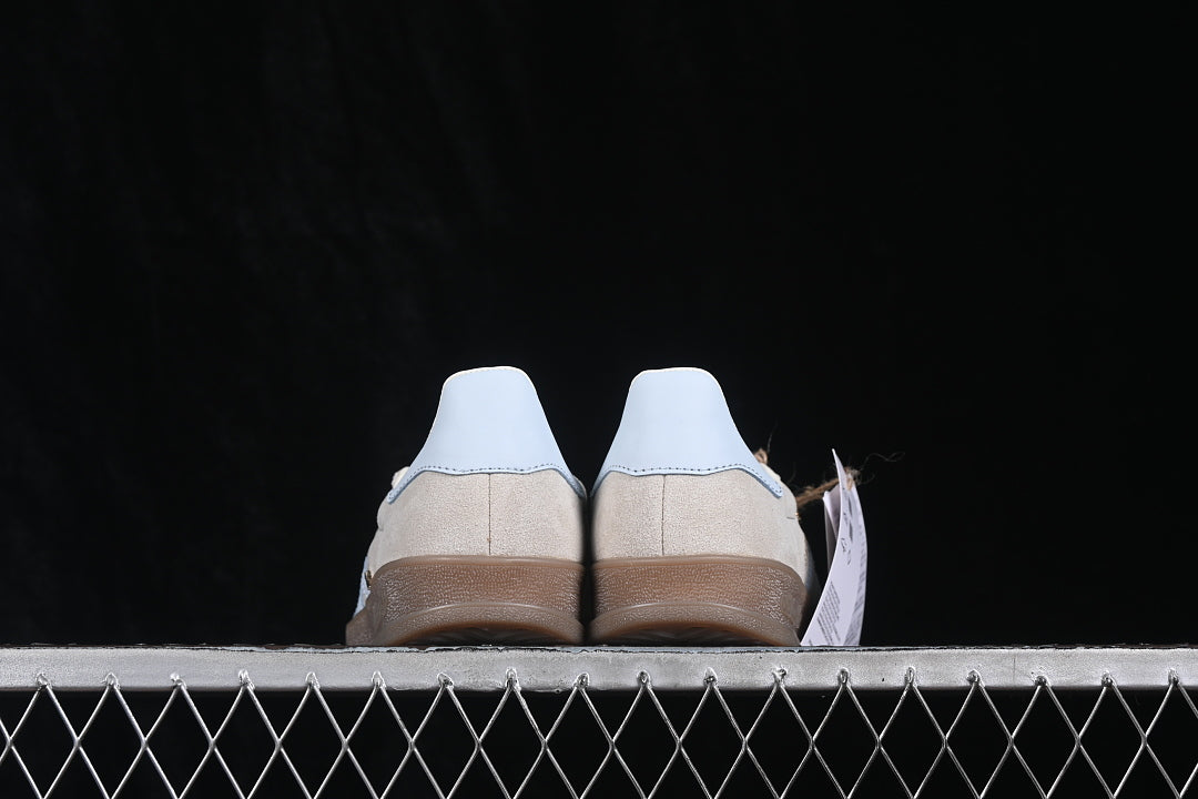 【210】[JR2432]-[GAZELLE INDOOR WONDER BEIGE/HALO BLUE/GUM]-[WOMAN:35-39]-[MAN:40-45]