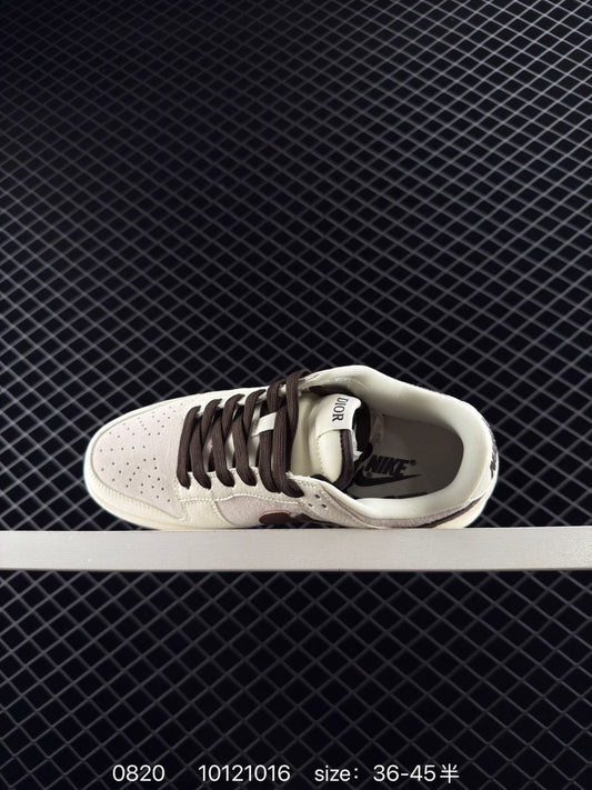 Overseas hot products are available in limited quantities! Company-level Nike SB Dunk Low "Stusi-White Black Hook" Anniversary High-end Customization Low-top Casual Board Shoes Customized Shoe Box Large Factory Pure Original Quality Shipping Ultra-High Cleanliness The leather is clean and has no burrs. Perfect details. Article number: N