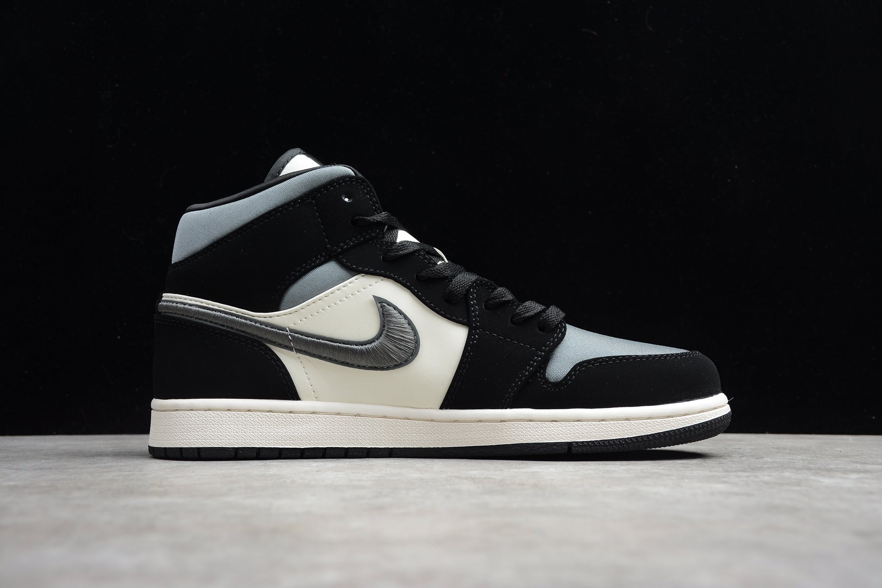 Air jordan mid black