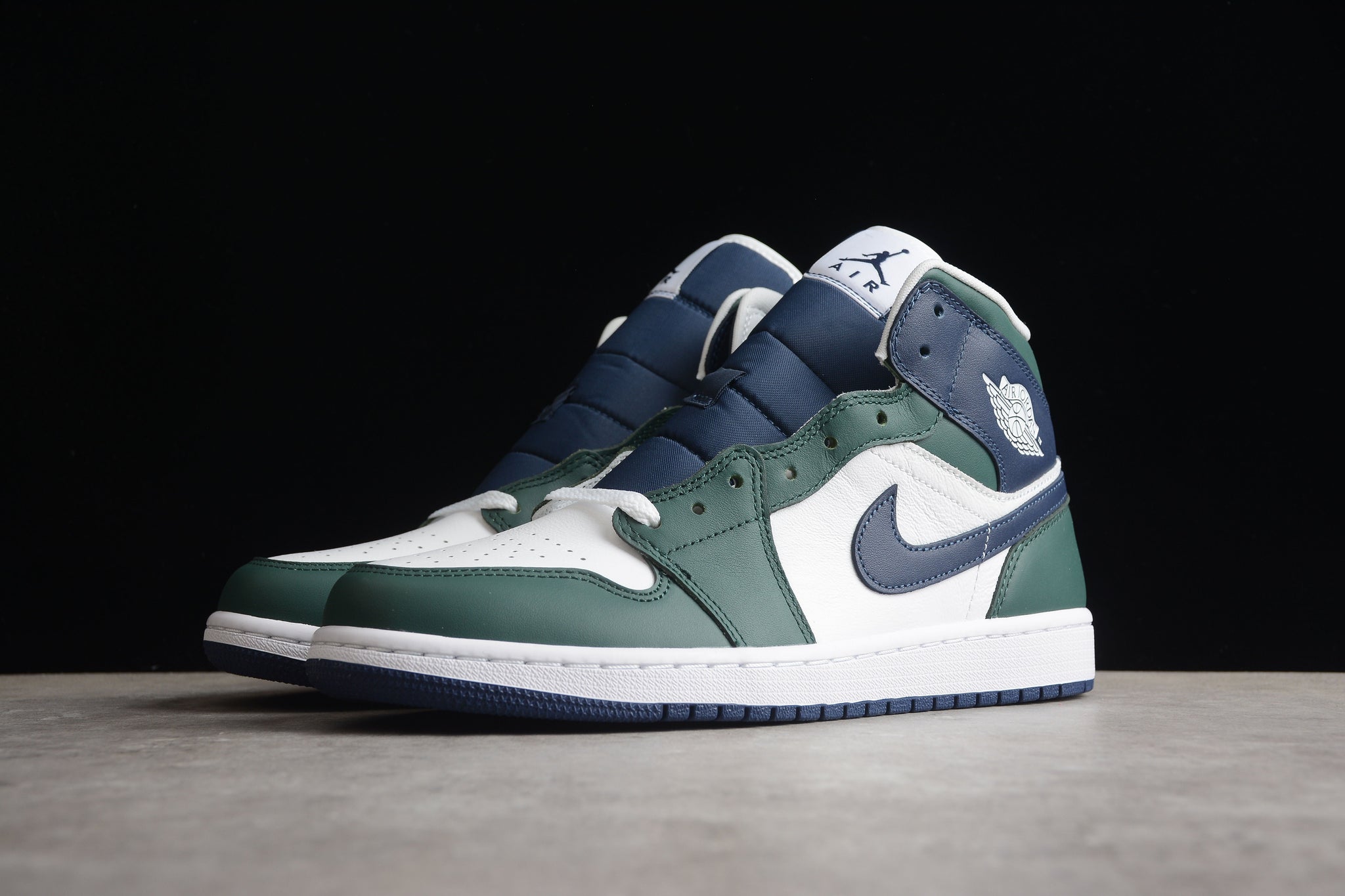 Air jordan mid classy