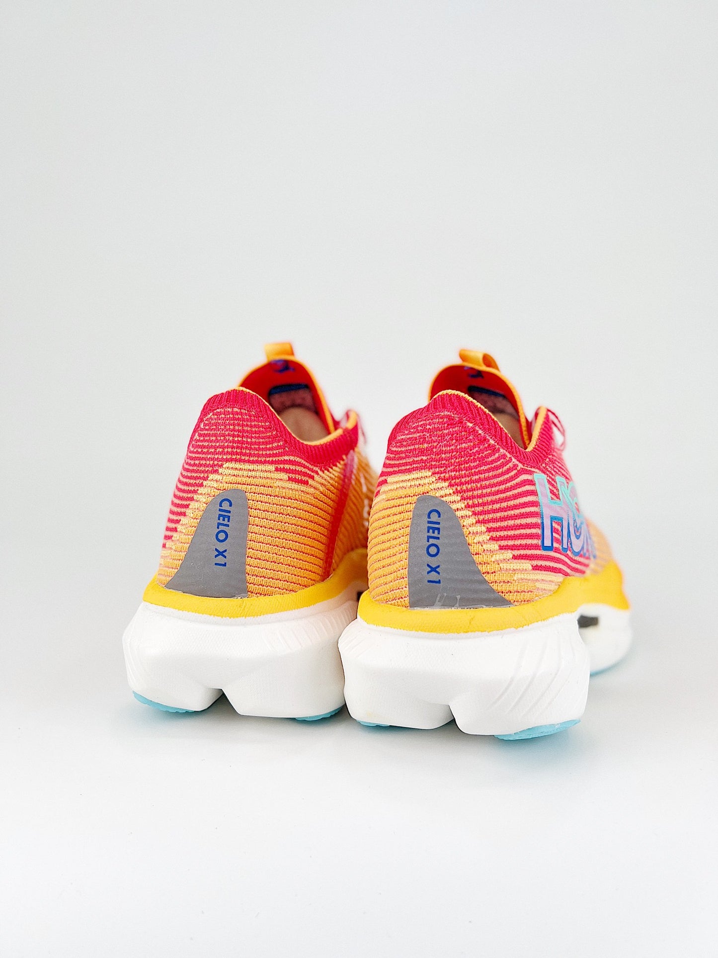 HOKA UCIELOX1