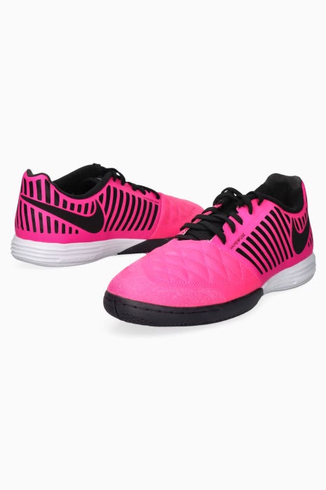 Lunar Gato II indoor soccer shoes feature a striking