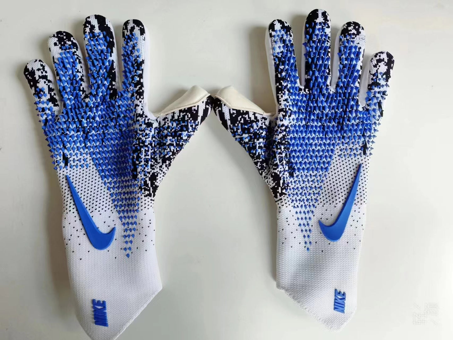 nike gloves black,blue and white
