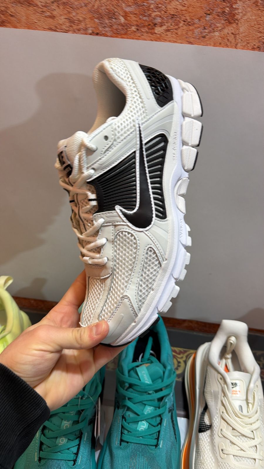 NIKE VOMERO 5