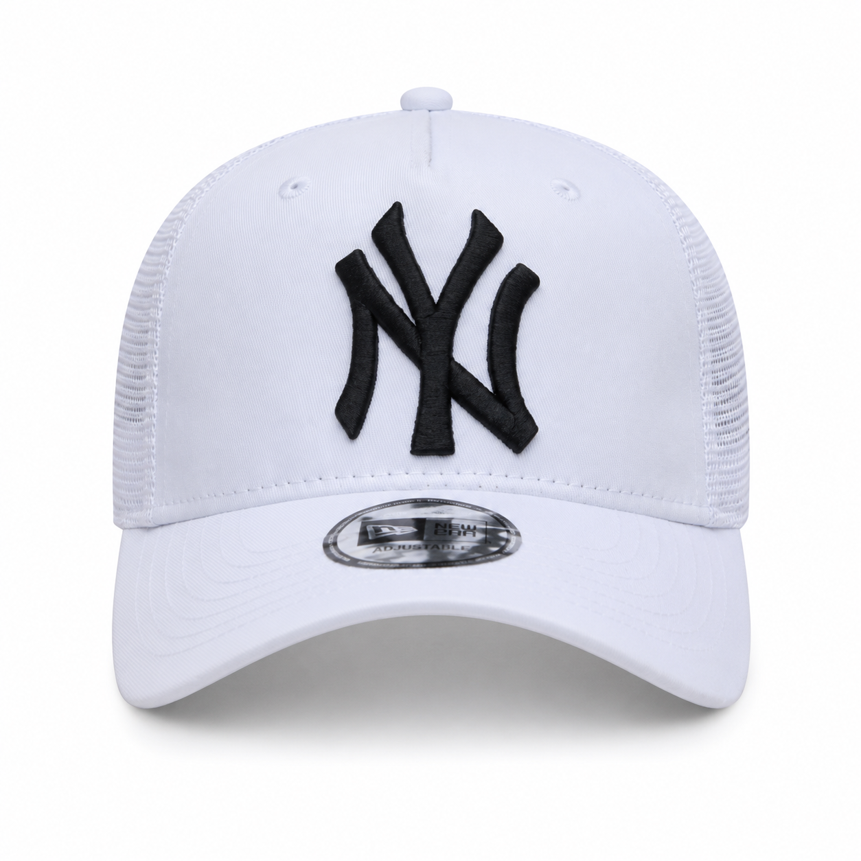 New Era New York Yankees 9FORTY Clean Trucker Cap in White/Black.