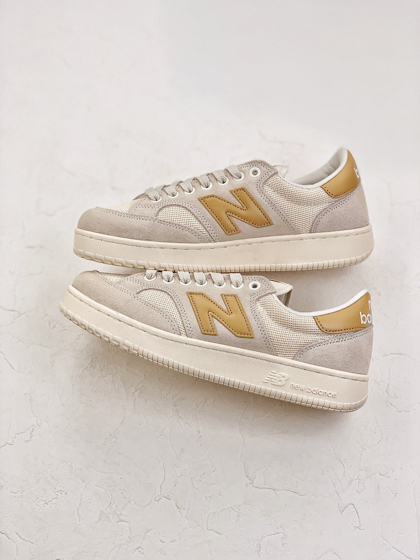 New Balance Pro Court
Beige Yellow