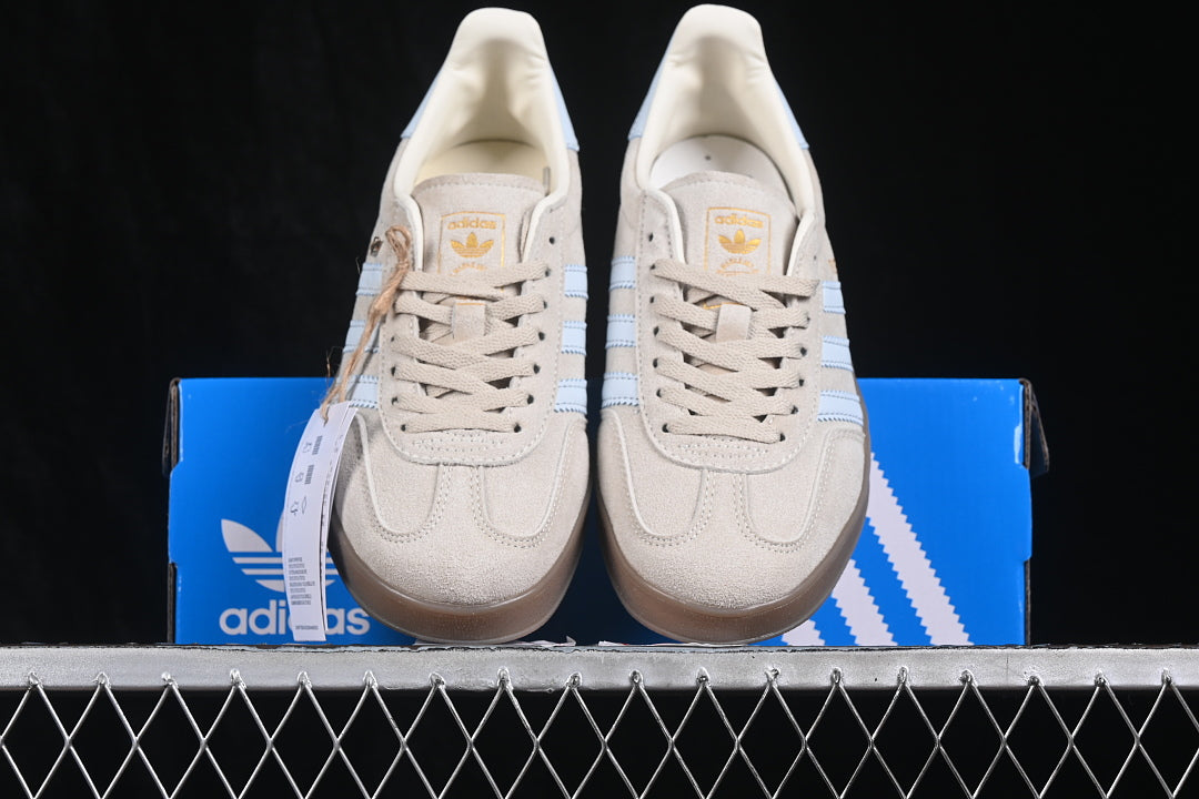 【210】[JR2432]-[GAZELLE INDOOR WONDER BEIGE/HALO BLUE/GUM]-[WOMAN:35-39]-[MAN:40-45]