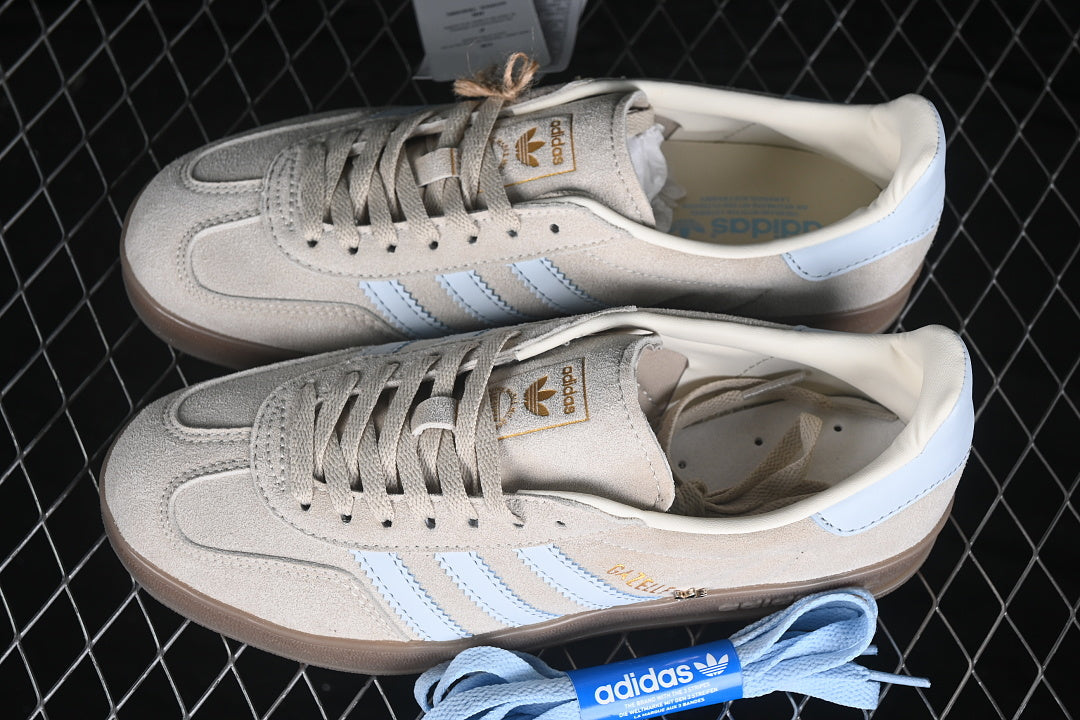 【210】[JR2432]-[GAZELLE INDOOR WONDER BEIGE/HALO BLUE/GUM]-[WOMAN:35-39]-[MAN:40-45]