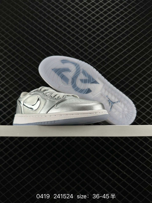 2 Nike Nike Air Jordan Low G NRG men's and women's golf shoes AJ Jordan generation trendy sneakers. This special edition of the Air Jordan Low G NRG men's golf shoes is decorated with metallic colors.