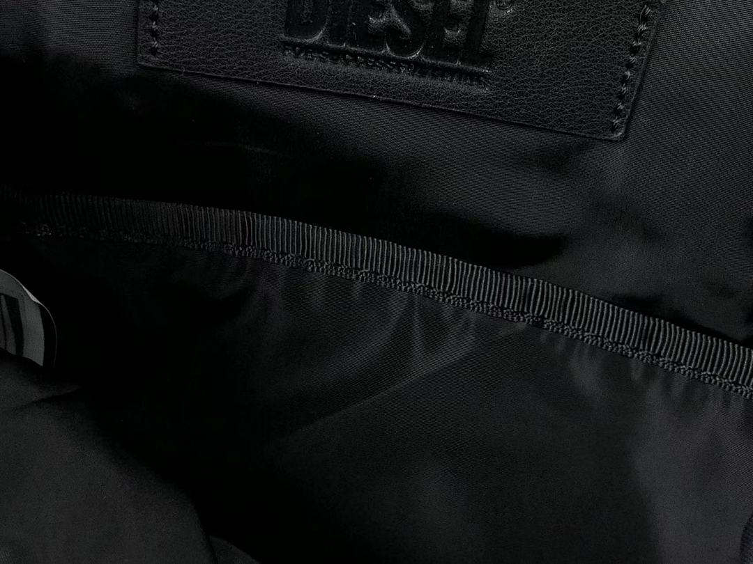 DIESEL BAG 111261475 (长19CM*宽9CM*高27CM)